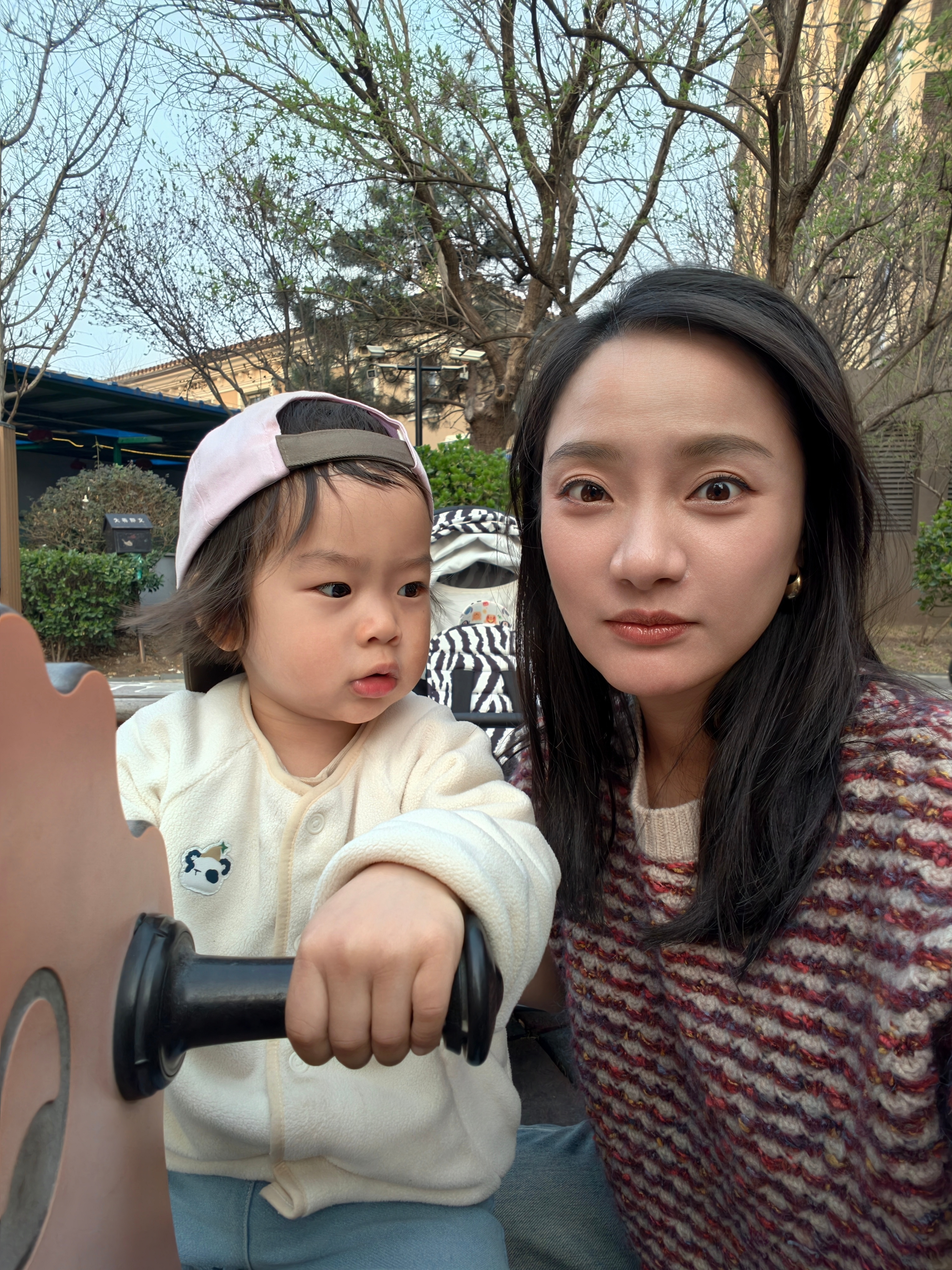 早上去上海了一条新车视频下午回北京在小区里溜溜娃 