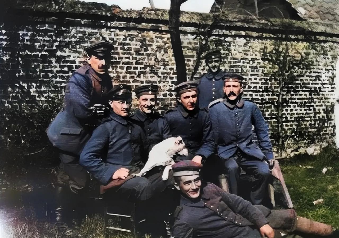 这是1914年，一群德国新兵的合影，仔细观察，你会发现坐在最右边的人是当时只有2