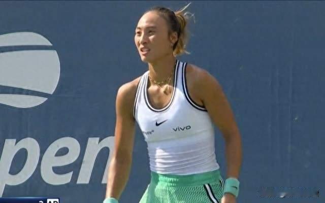 喜讯！郑钦文2-1普丁塞娃，打进美网32强，近200万奖金，现场欢呼