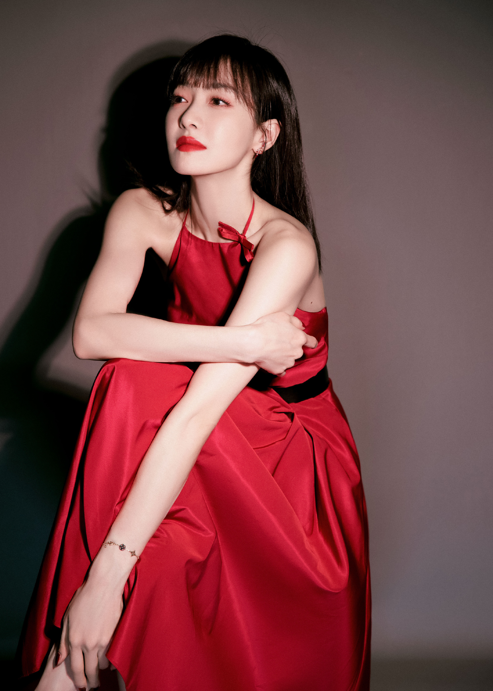 宋茜红裙美照：红火火九宫格，热烈温柔。宋茜