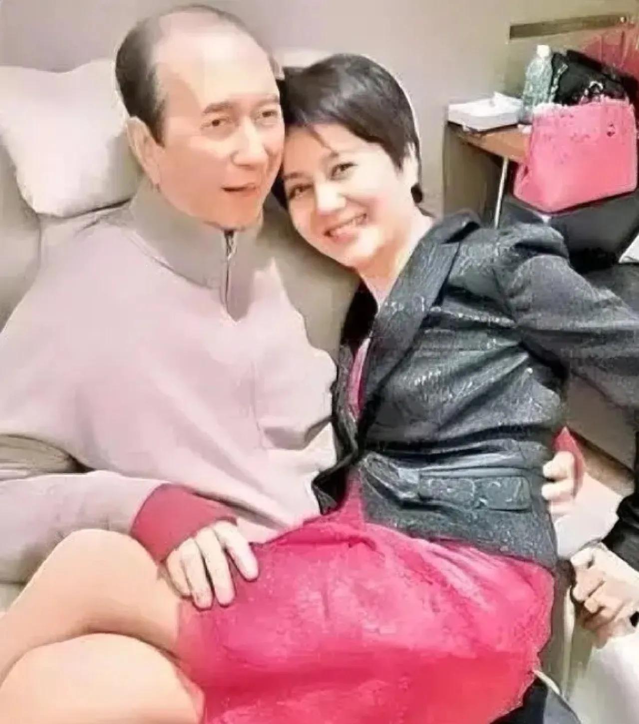 有一次，记者问四太梁安琪：“你生下小女儿时，赌王已经78岁高龄，是不是做的试管婴