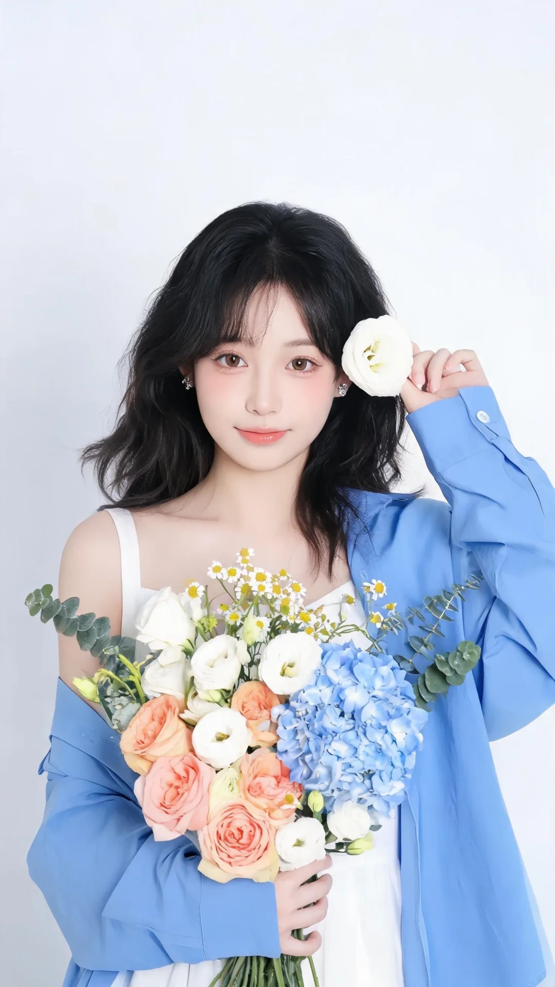 纯白棚拍清新花束少女写真，乌黑蓬松微卷中长发，小巧碎钻耳钉；五官柔和清...