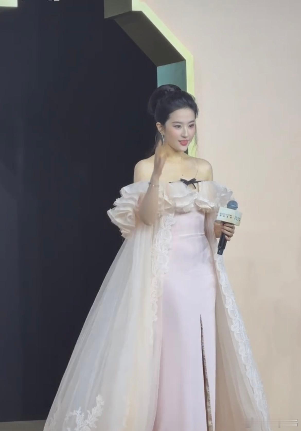 刘亦菲 水蜜桃公主好白好嫩的茜茜公主啊 此女美得太权威了[期待][期待][期待]