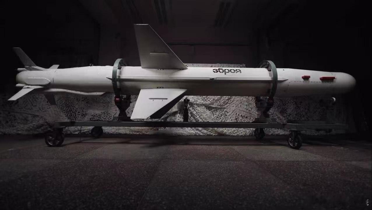 1、“长海王星”首次正式亮相，射程可达1000公里，不仅“长”，还“粗”。这是乌