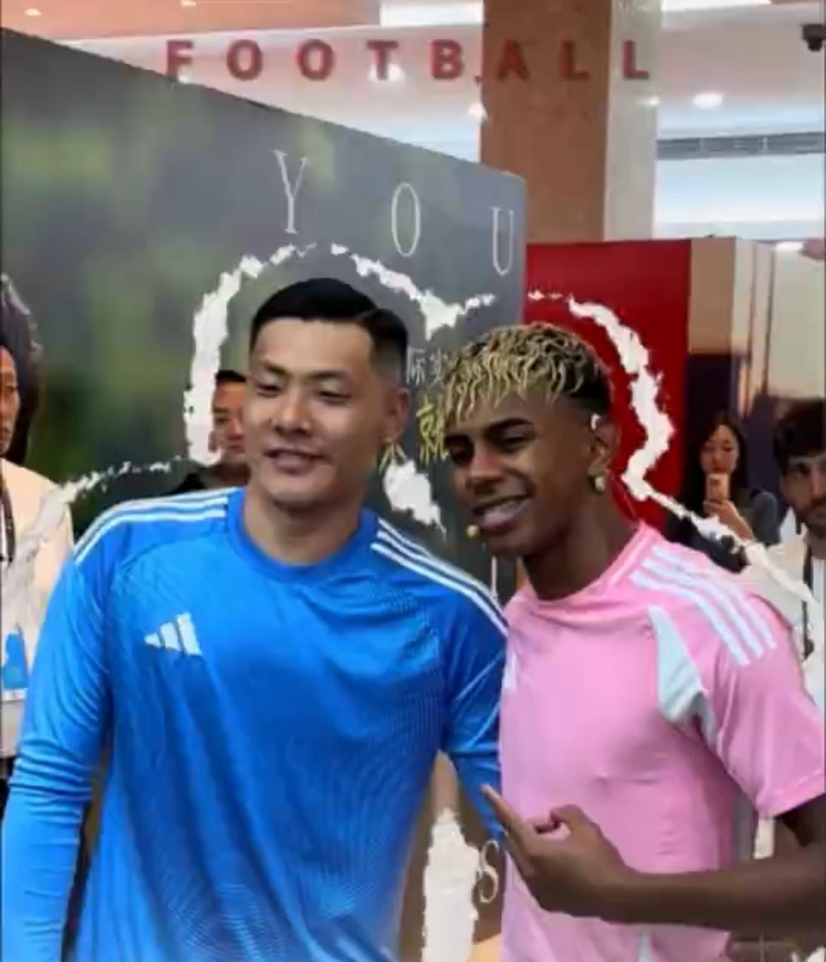 亚马尔和王大雷合影亚马尔中国行热点现场你行的 ​​​