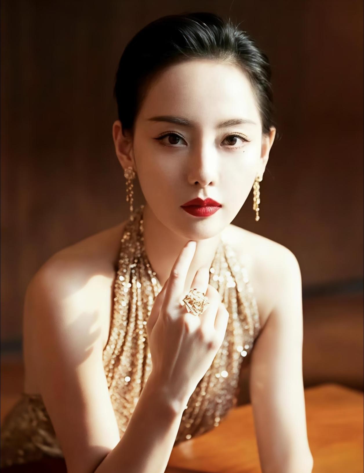 我问我老公，
张嘉倪和买超在一起8年没有婚礼，
现在分开了，她会不会后悔自己当初