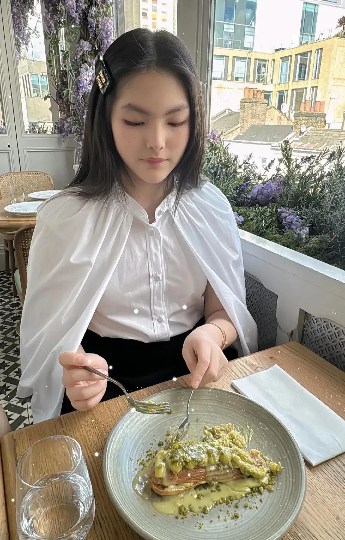 李湘分享女儿王诗龄英国留学生活照！这一副小名媛的做派，空气里都弥漫着钱的味道~
