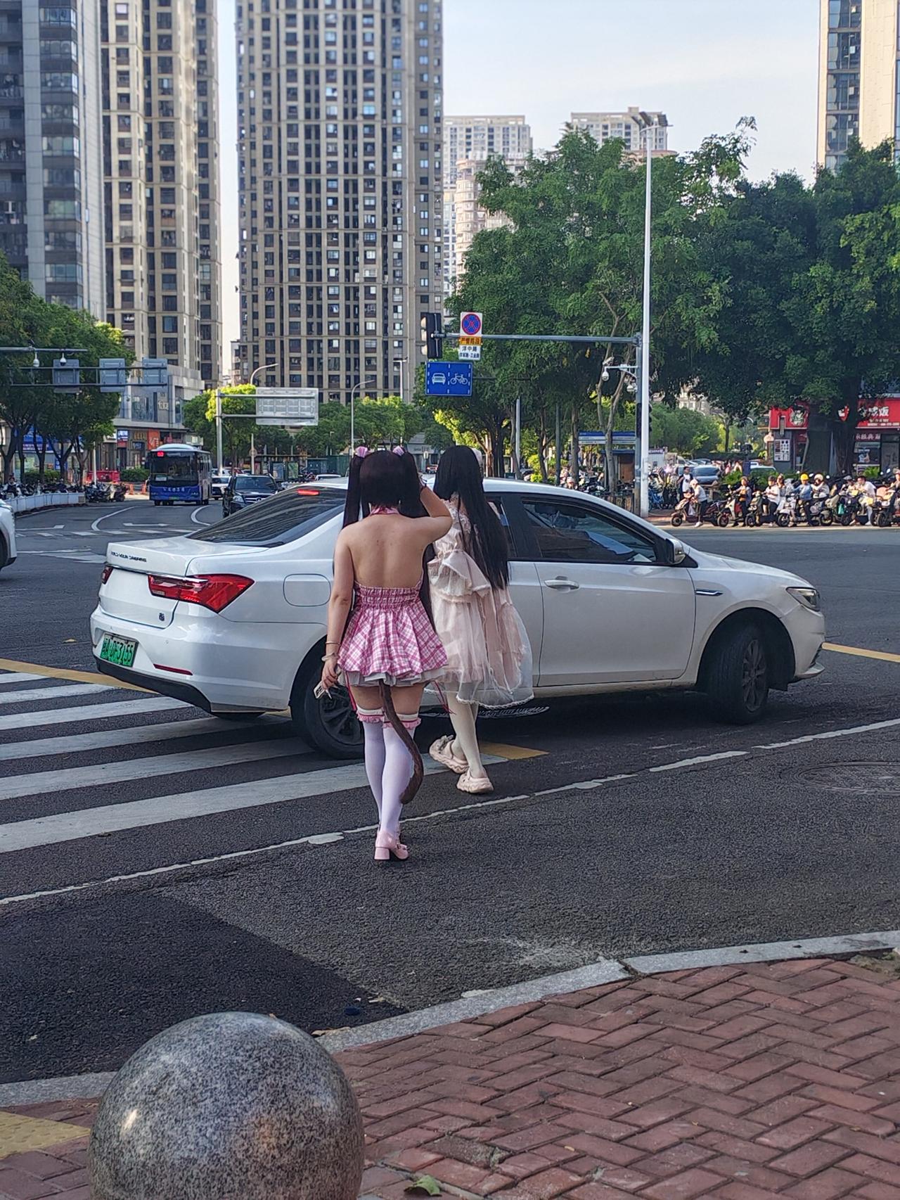 逛街时无意间拍到一张超惊艳的照片！街头有个女生，那打扮真够吸睛。她屁股后面竟留着