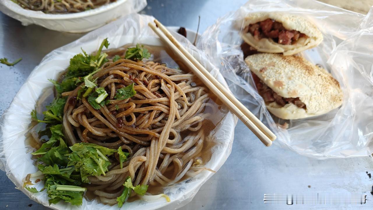 【早市上生意最好的饸饹面，其实那一勺油就是味道的关键！】
县城的早市上，饸饹面是