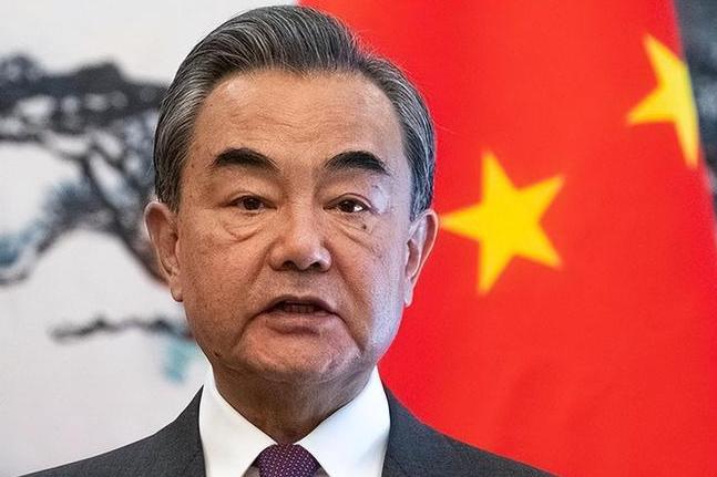 中方准备迎战，美逼中国缴罚金，开口价就是1750亿，王毅反将一军！美国这回是真不