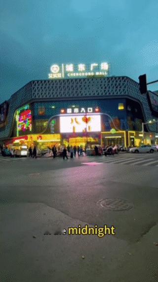 必须点赞！超市大屏滚动播放侵华罪证，这才是中国人该有的铭记！

这个赞我必须给！