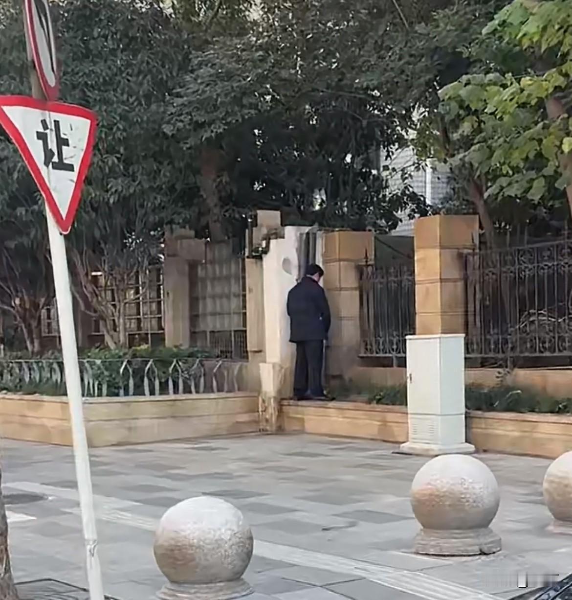 有一说一，我在街上看到的人乱尿比[看]多

在公司楼下公交站台，几乎每天都能看到