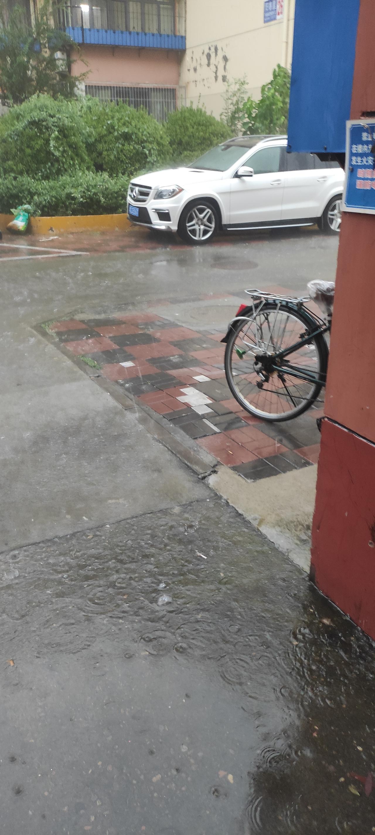 今天的气象预报预警挺准，阴沉了一上午后乌云如墨、中午时分终于如约而至，倾盆大雨。