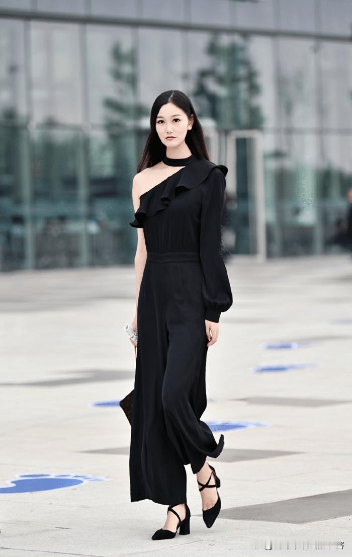 连体裤很友好，完美遮盖身材缺点，免去搭配烦恼