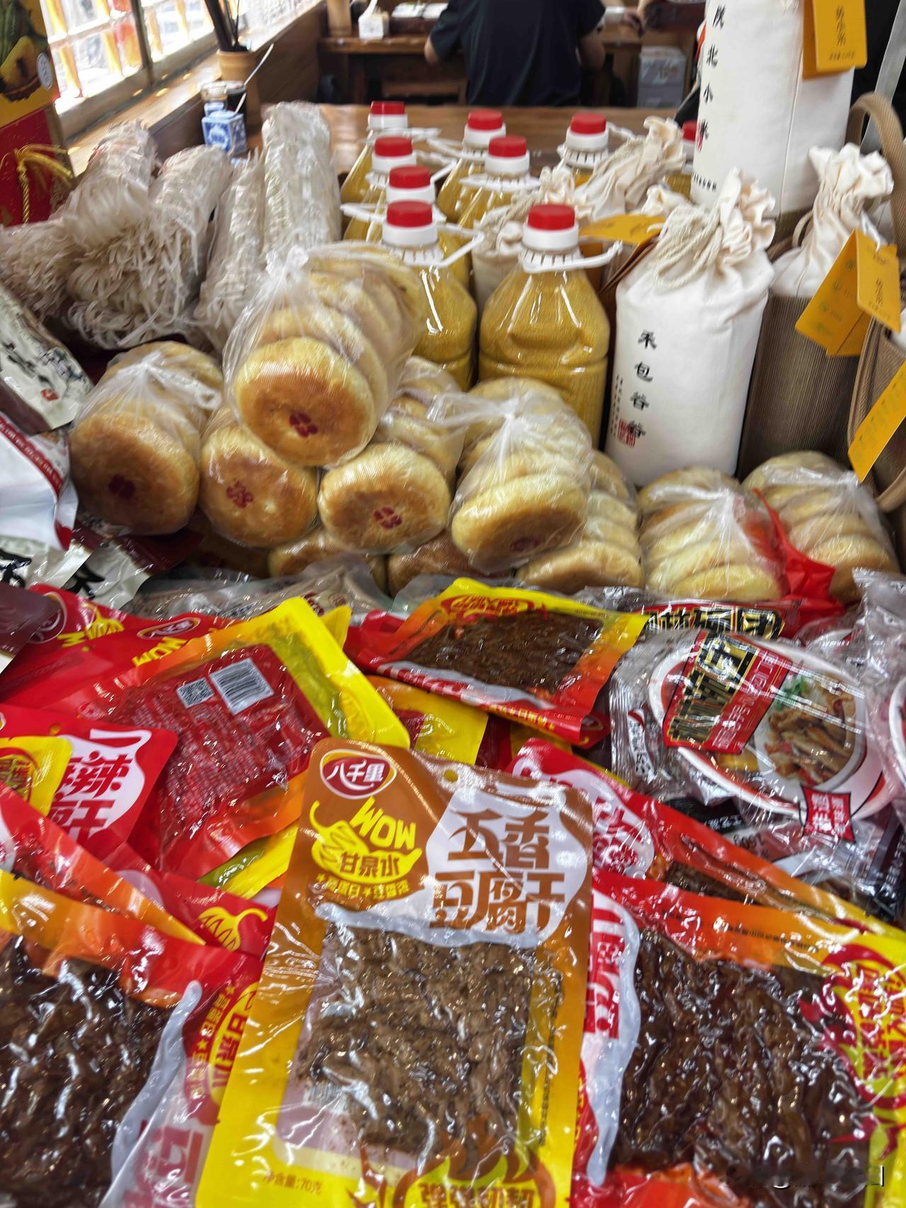 在西安延长石油小区南门这家陕北饭馆吃饭，吃的抿节面，啥情况？一份17元，吃一碗面
