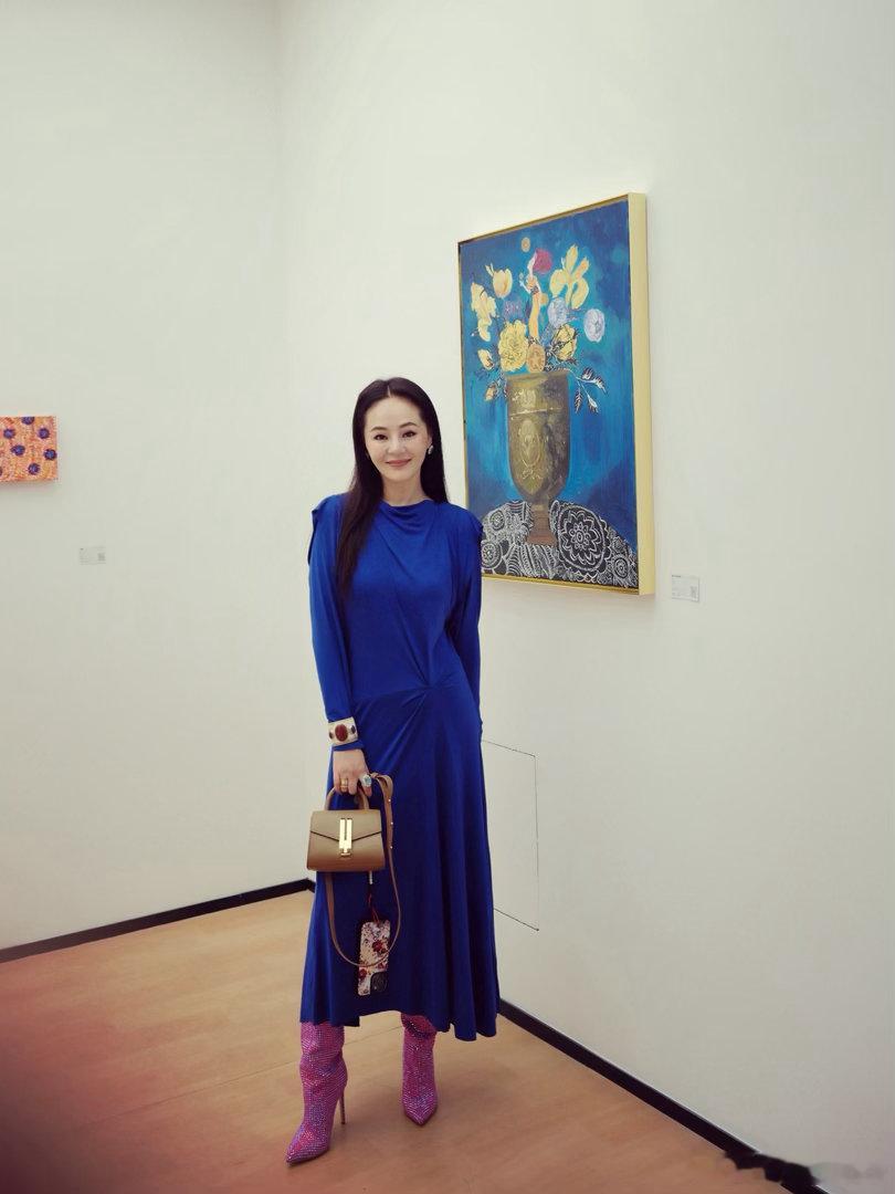 昨天永乐线下798画廊新展开幕，我选择了ISABEL MARANT这条宝蓝色秋冬