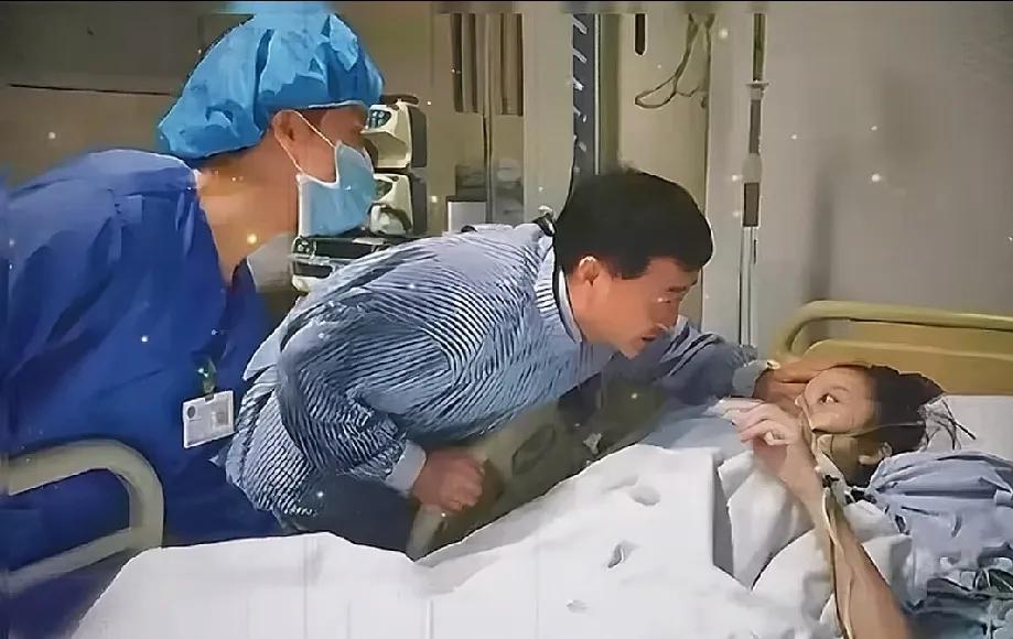 姚贝娜出身音乐世家，父亲姚峰是武汉音乐学院教授，母亲歌声悦耳动听。姚贝娜遗传了父