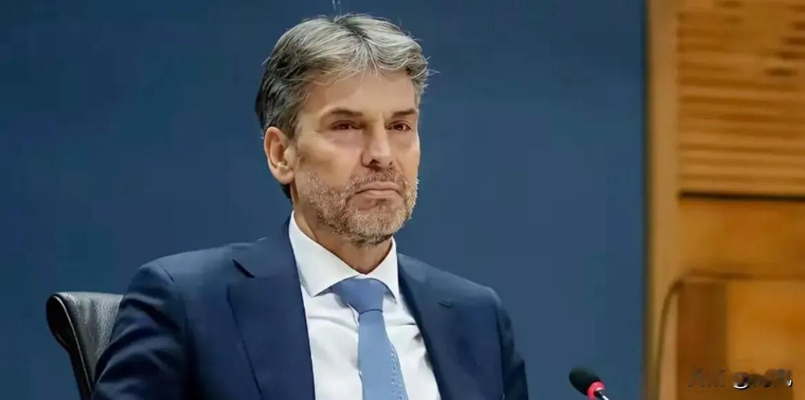 荷兰傻眼了！
 
荷兰光刻机巨头ASML表示，在美国封锁下，我国企业基本无法购买