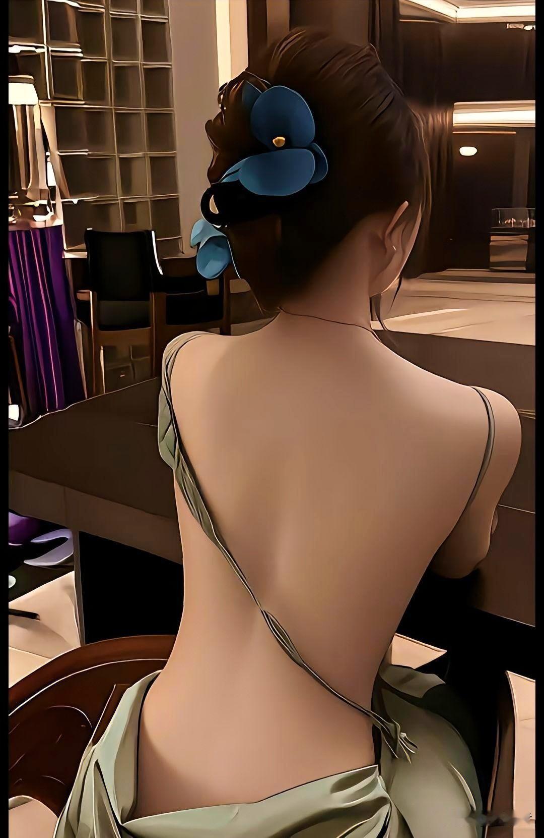 晒图笔记大赛背对镜头的瞬间，餐厅的暖光里藏着什么心事？指尖轻触发梢，像在整理思绪