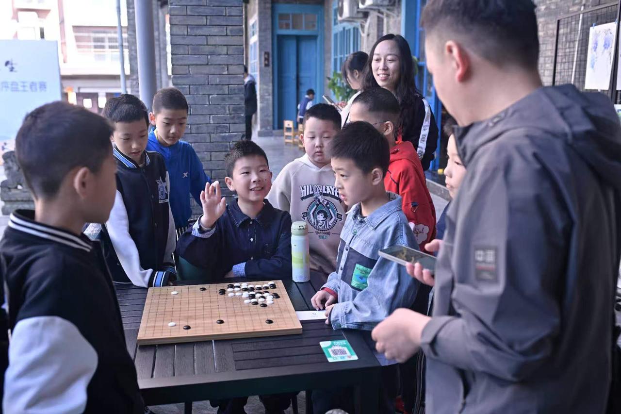 纹枰论道，智启人生。5月4日，乐山海棠棋院里落子声一片清脆。
由乐山市围棋协会主