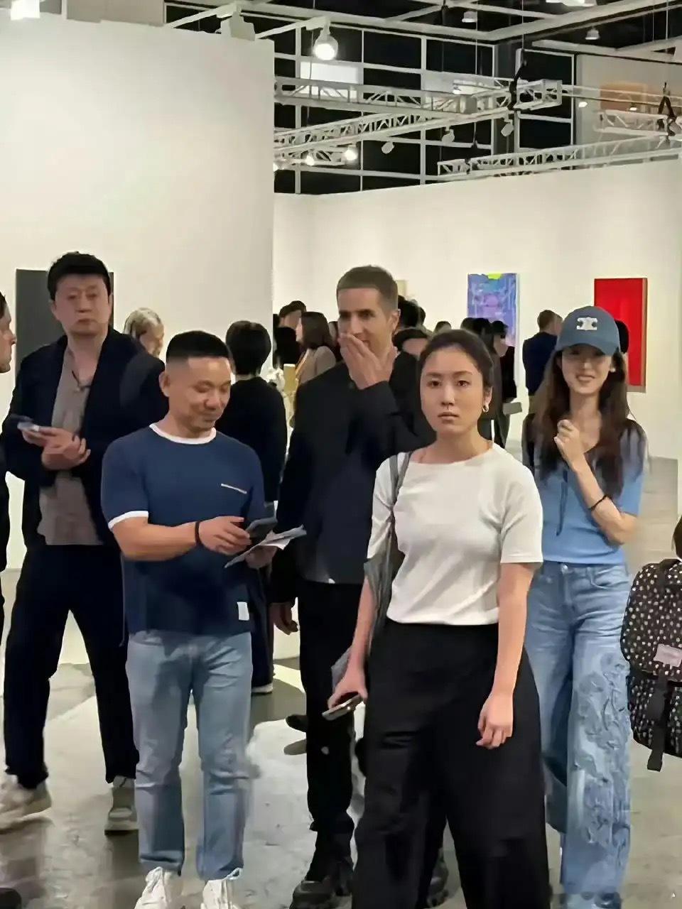 原来刘强东老婆现实中长这样啊 