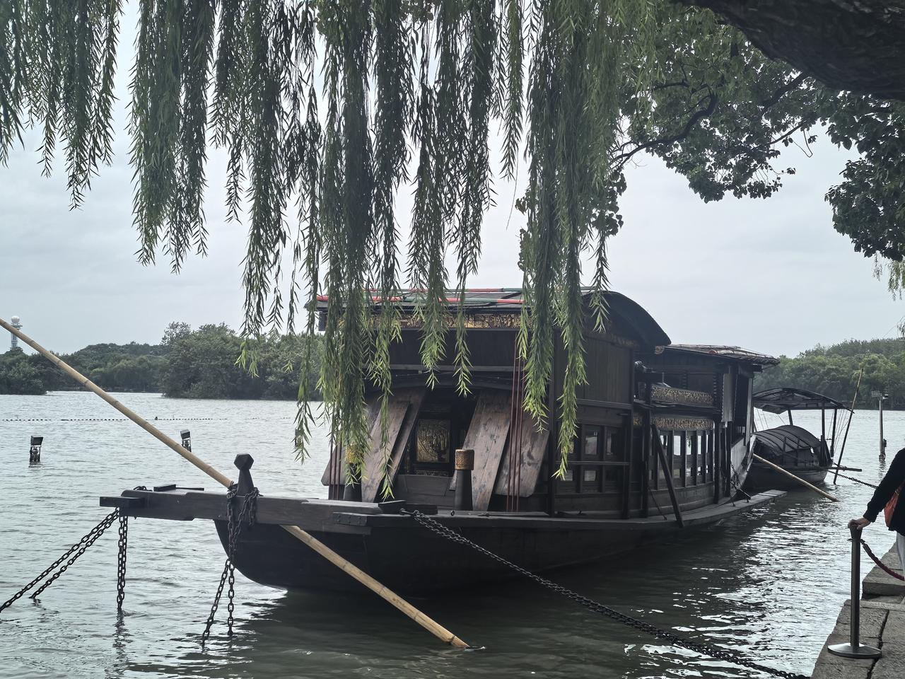 下联：
一方柳岸气象新