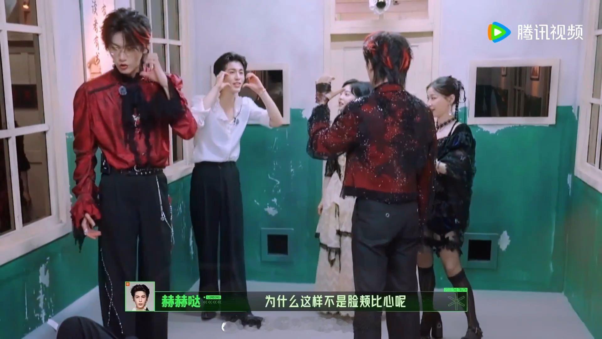 看张凌赫看着自己的双手，又看看丁程鑫的单手，那眼神从困惑到无奈再到自暴自弃，变化