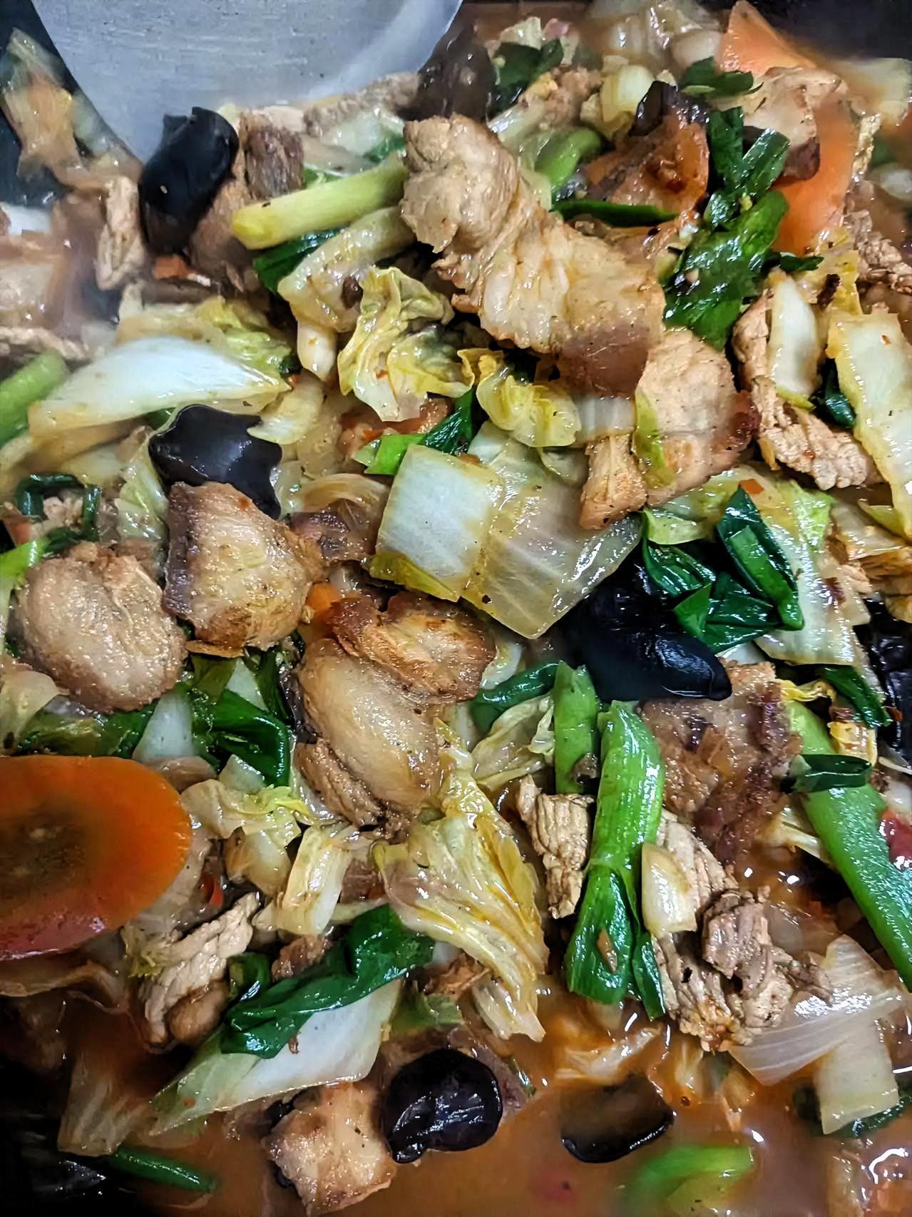 这一锅菜看着也太有食欲了！五花肉炖得油润入味，肥而不腻，搭配上脆嫩的白菜、爽口的