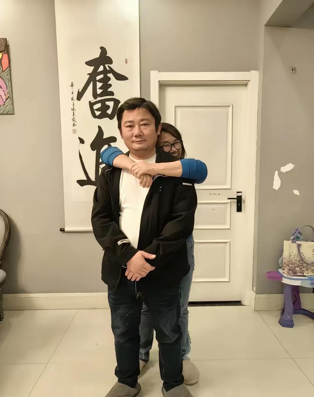 说到底，他有退路，这是很多人不可企及的。
但，不可否认，他拥有超乎寻常的智慧与坚