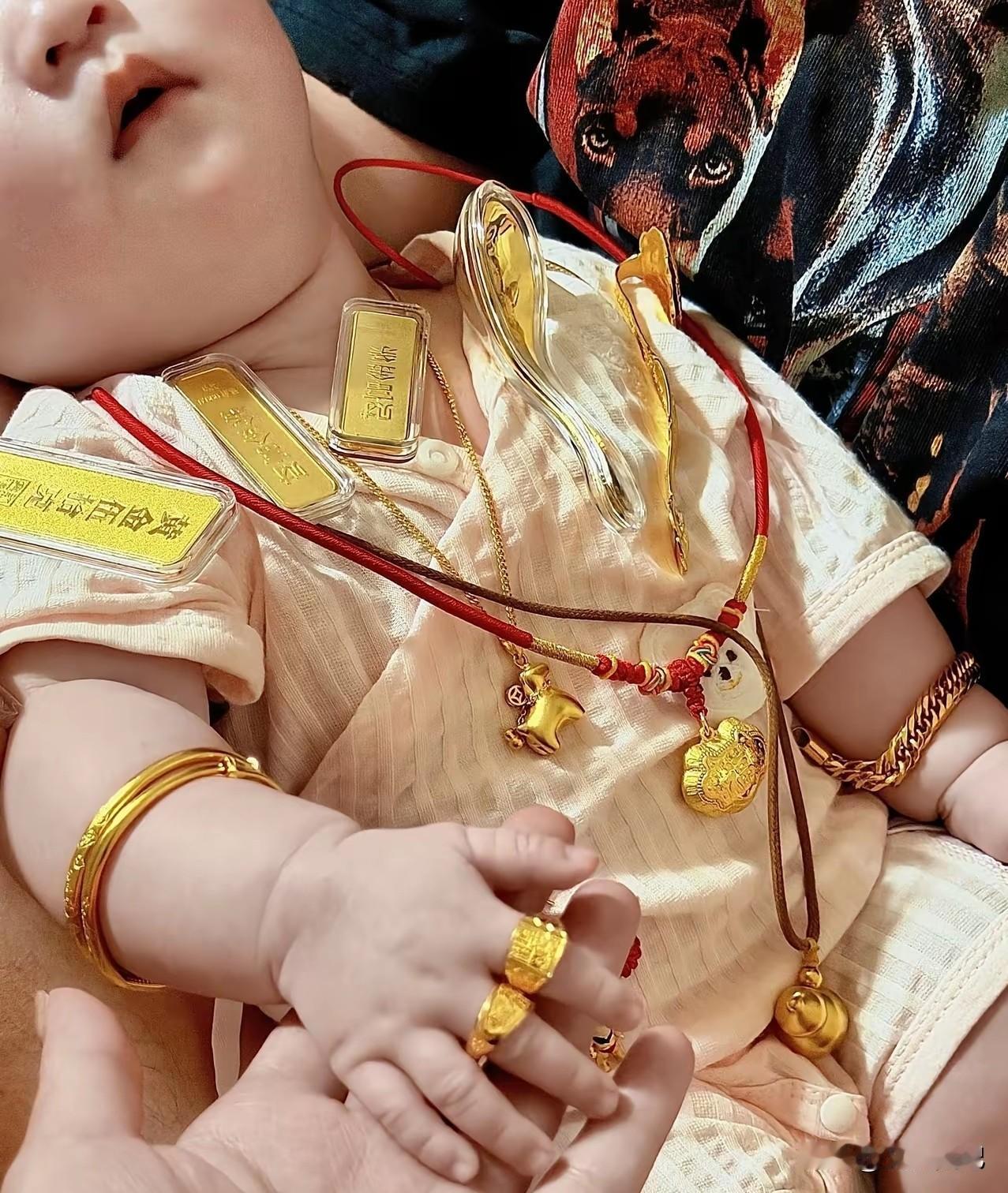 别炫了！你晒的不是娃的金钥匙，是给娃挖的坑

刷到一条朋友圈，某家长晒娃穿金戴银