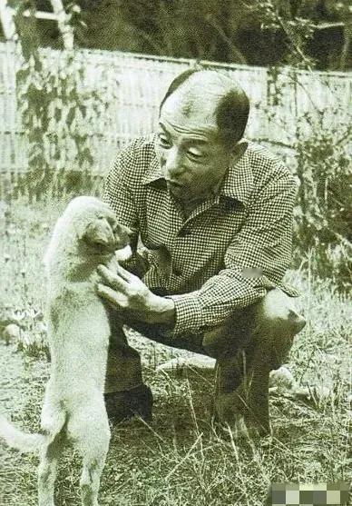 1975年4月6日凌晨2点， 张群打电话告诉了张学良 ，说蒋介石已于昨夜病死。当