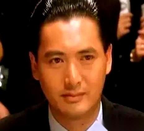 把当年的香港经典赌片《赌神》《赌侠》翻出来重看，你会发现这些大佬的牌桌，根本就不