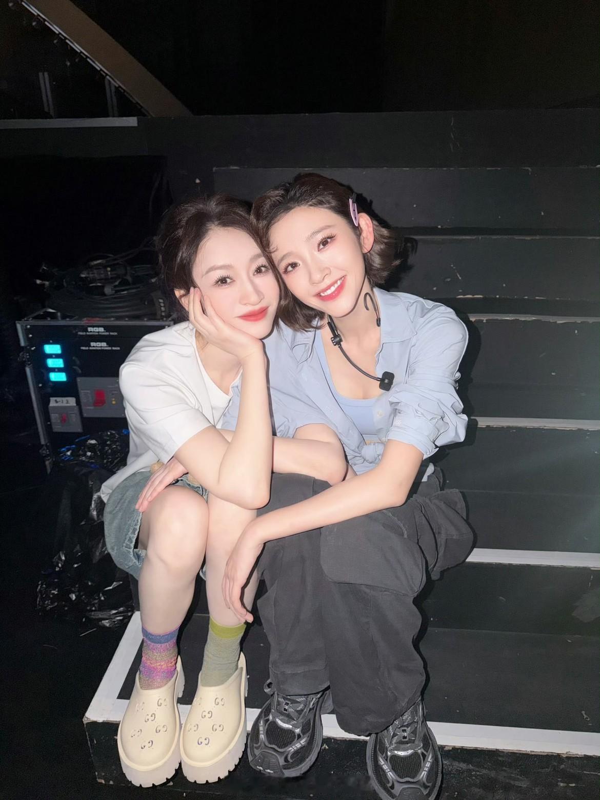 李小冉我们成团了不要看不起我们李小冉和唐艺昕在和NPC对话时被质疑，九叔怀疑她们