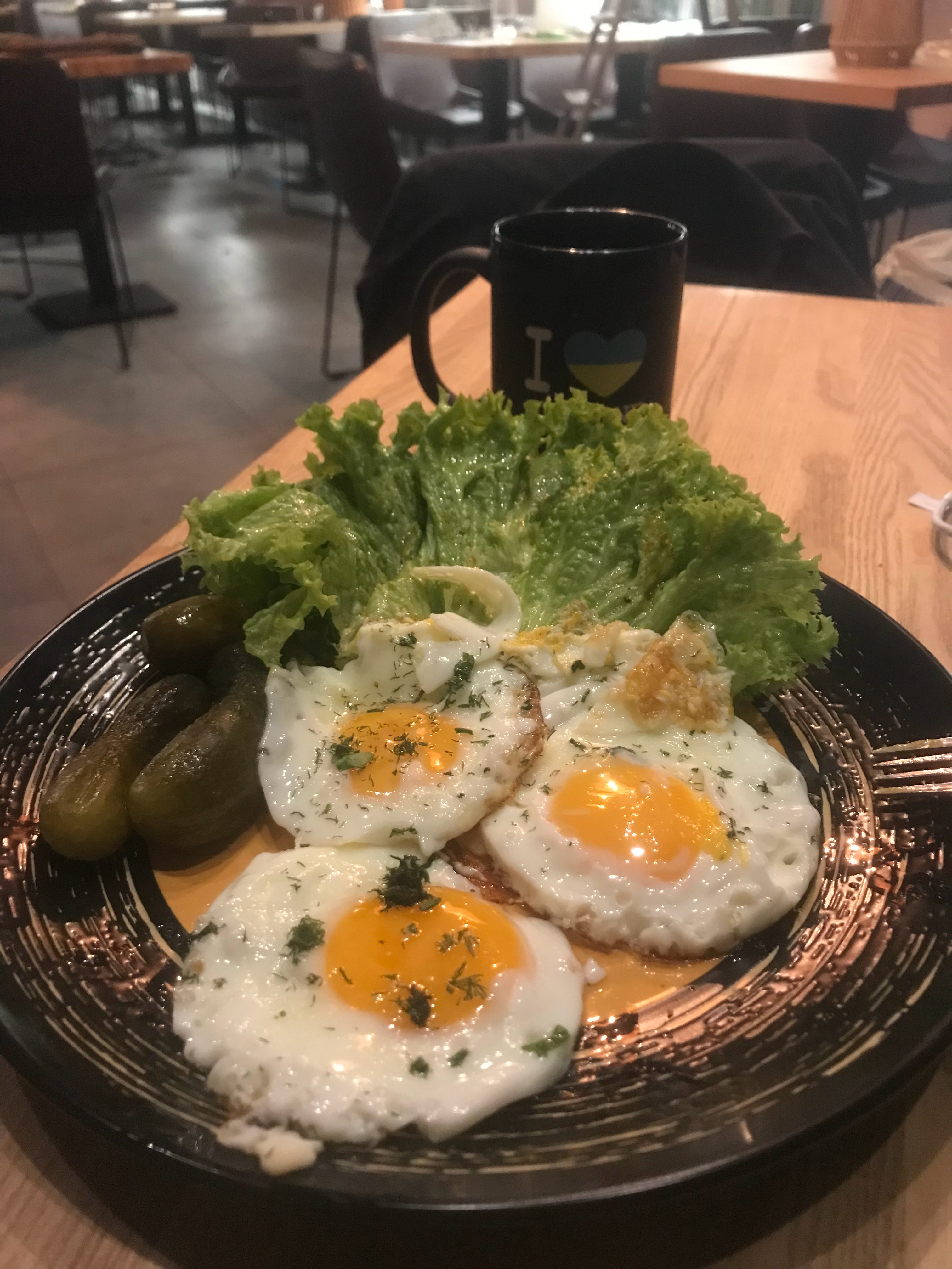 在自家餐厅做的煎鸡蛋 乌克兰·基辅
