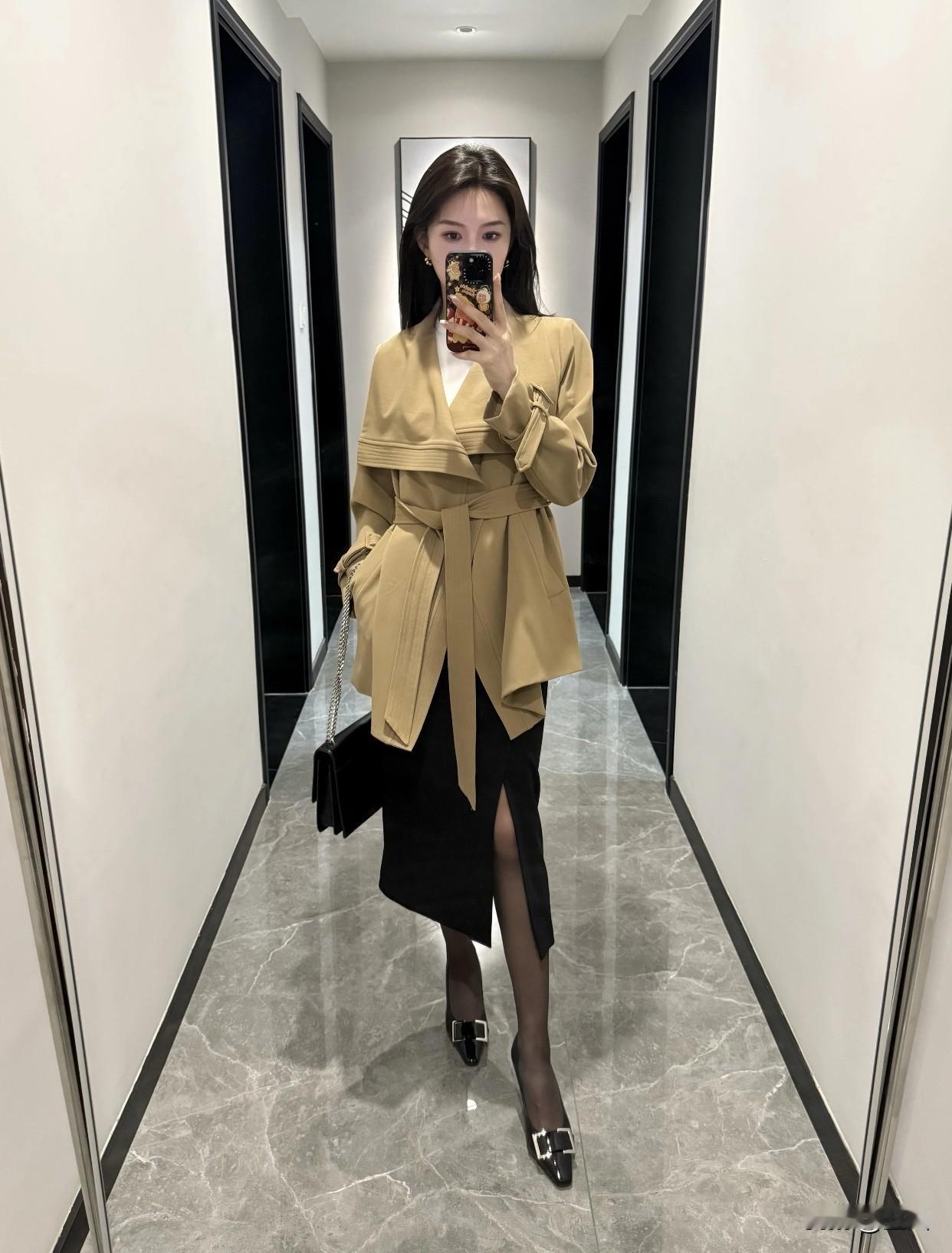 职场女性怎么穿更美?米色外套＋黑色裙摆，时尚职业女性