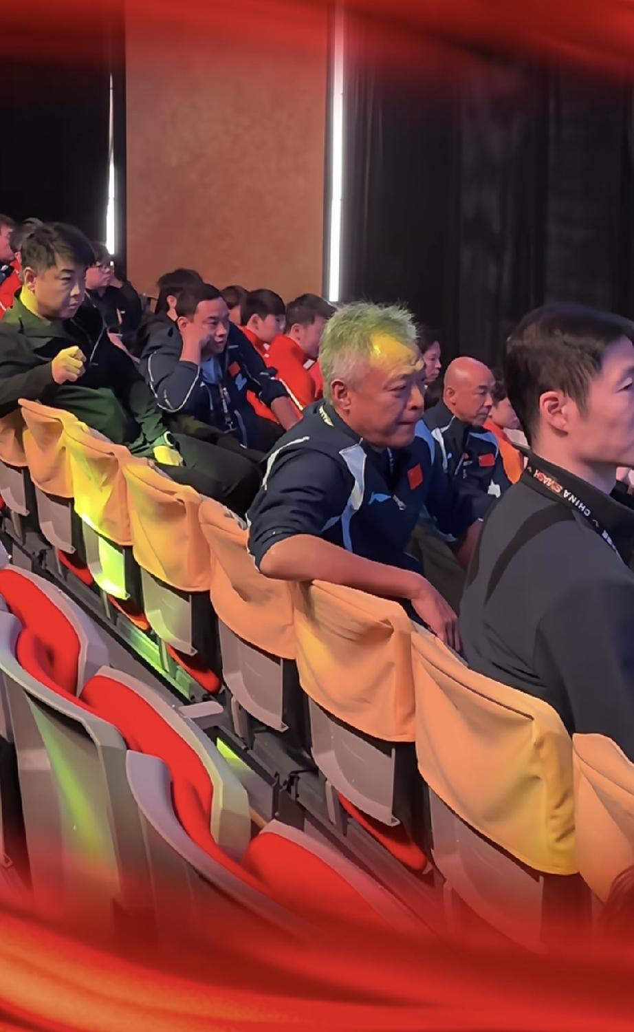 周启豪比赛现场一群大佬在台下坐着。
王励勤，全神贯注，面目严肃。
秦志戬半头白发