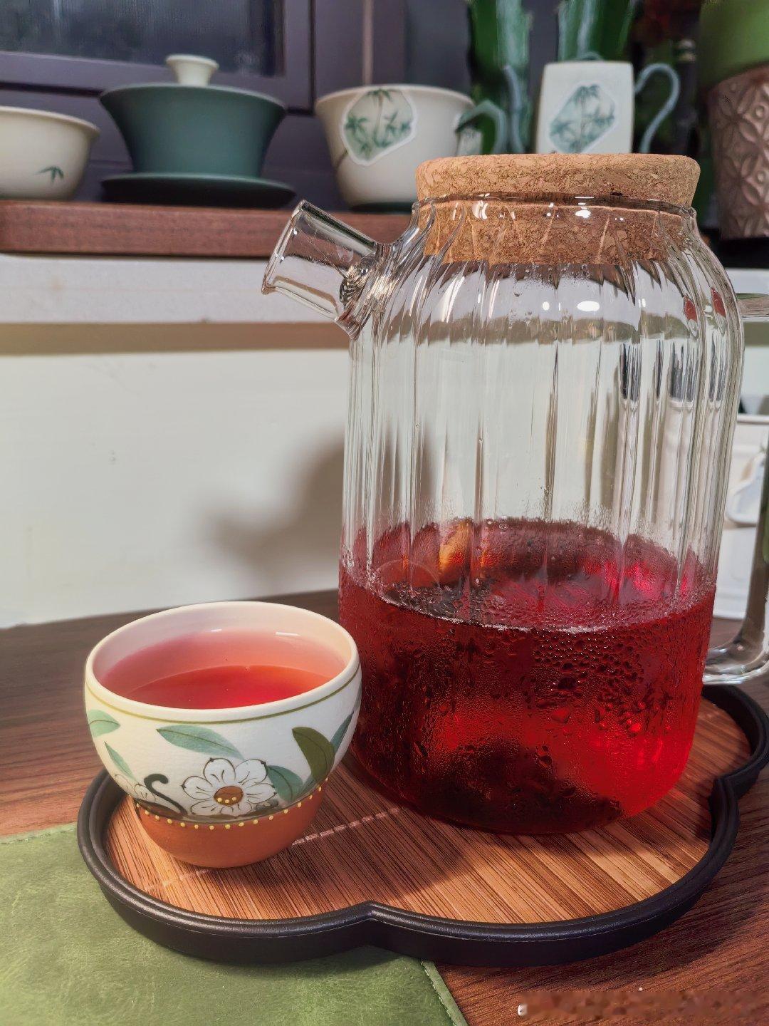 花茶，冷泡茶，水果乌龙。最好喝的是香茅红茶，喝完了，网上没得卖。还有黑猫茶杯！ 