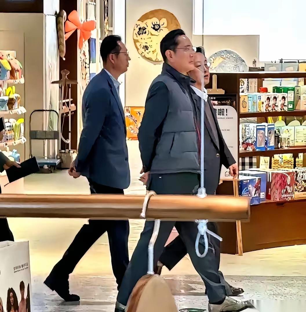 刷到张图，给我看愣了。
三星那个掌门人，李在镕，就这么在北京街上溜达。身边就跟了