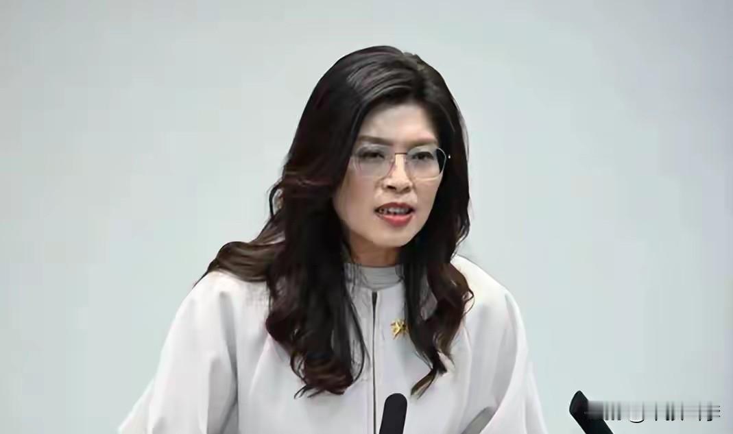 郑丽文与卢秀燕的关系，是眼下岛内政坛最微妙的“姐妹情”。
两人表面互称“好姐妹”
