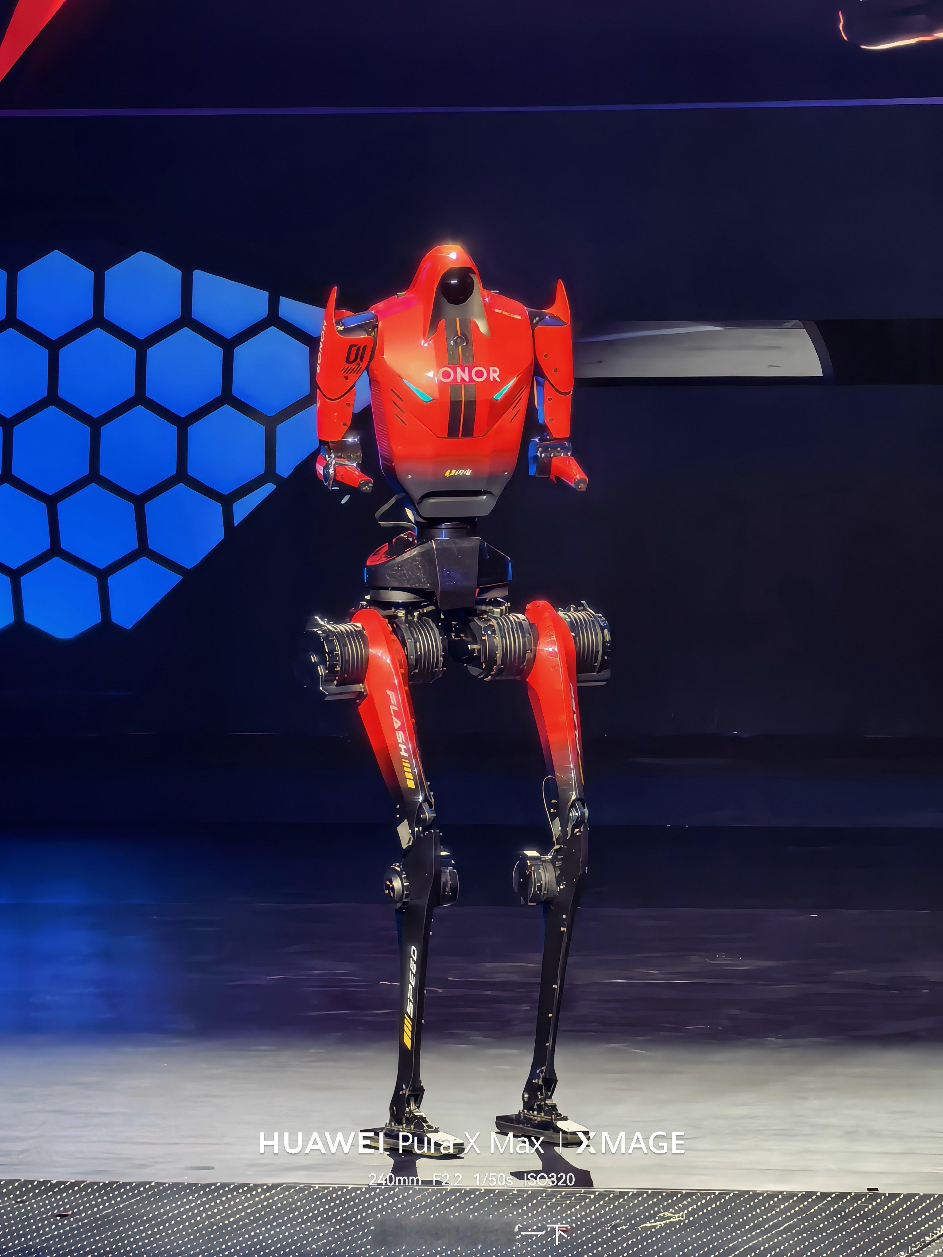 荣耀的机器人“闪电”也来了，就是在亦庄机器人马拉松包揽前六的闪电⚡