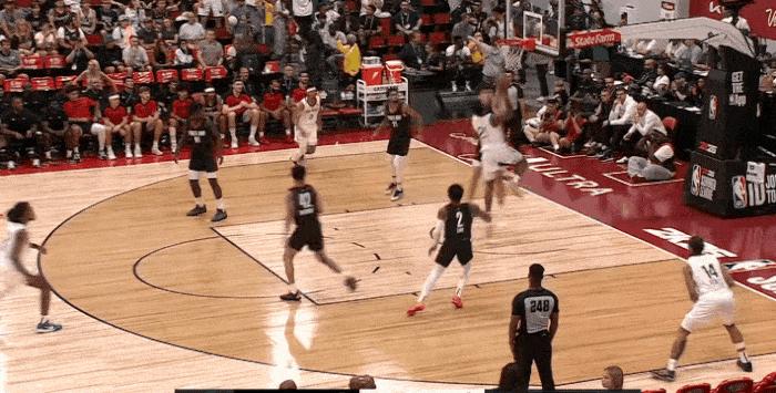 超给力！杨瀚森开局就送米西大帽！
在今天NBA夏季联赛开拓者对阵鹈鹕的第一节比赛