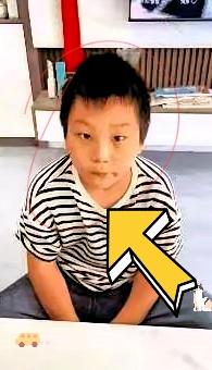 这个男孩火了！一小男孩把水杯放进书包里，结果漏水把语文书打湿了。怕被家长发现挨批