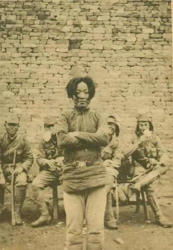 1938年，女战士成本华被日本人轮流侵犯后，她整理衣裳主动要求与日军合影，日军奸