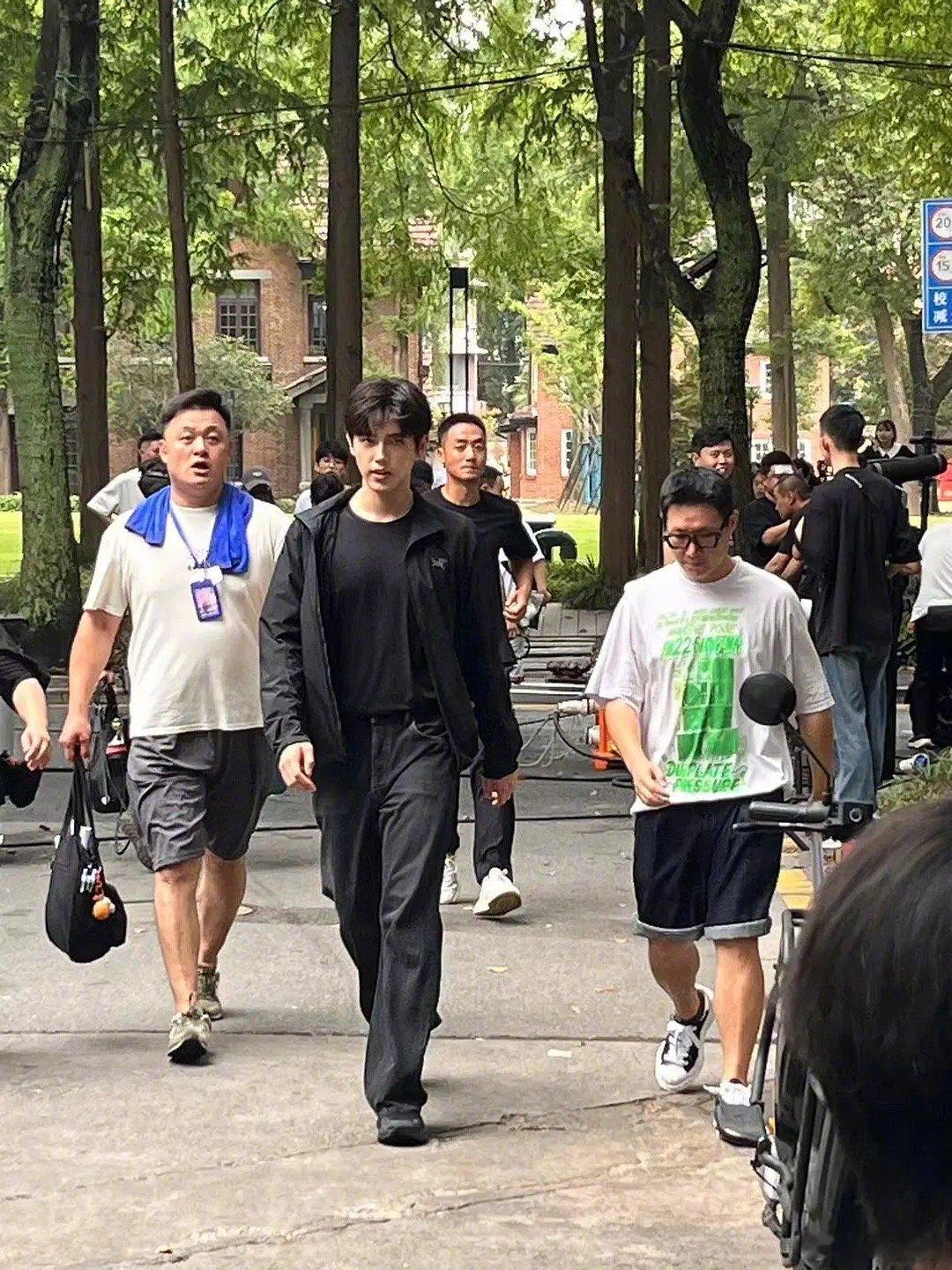 陈飞宇上海拍摄路透生图，看看状态怎么样～ ​​​