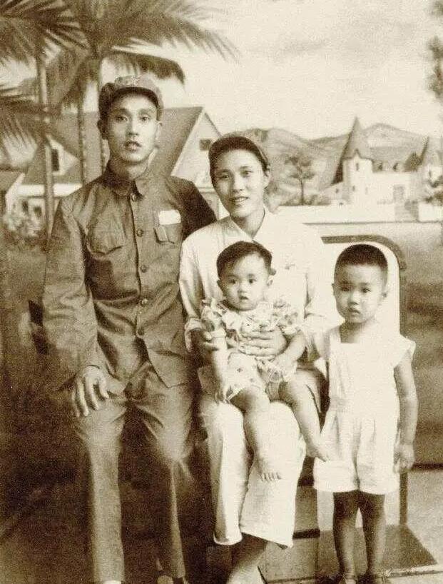 1947年，30岁的解放军师长周志坚，迎娶19岁的女护士，谁知新婚当夜，周志坚却