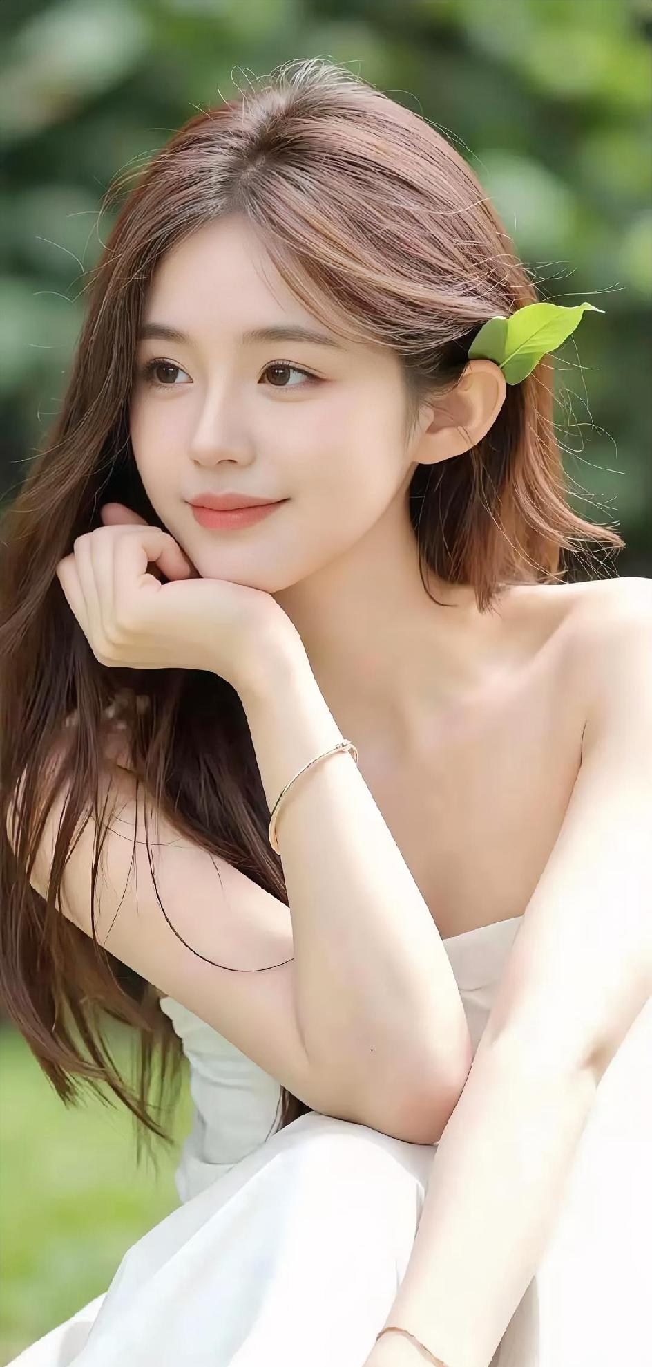 绿叶别在耳旁，

风也放轻脚步。

你托着下巴笑，

光落在白裙上。

手腕细，