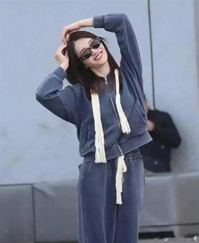 浪姐穿牛仔外套各有各的美一件简单牛仔外套被姐姐们穿出百种风情✨李小冉复古美白到发