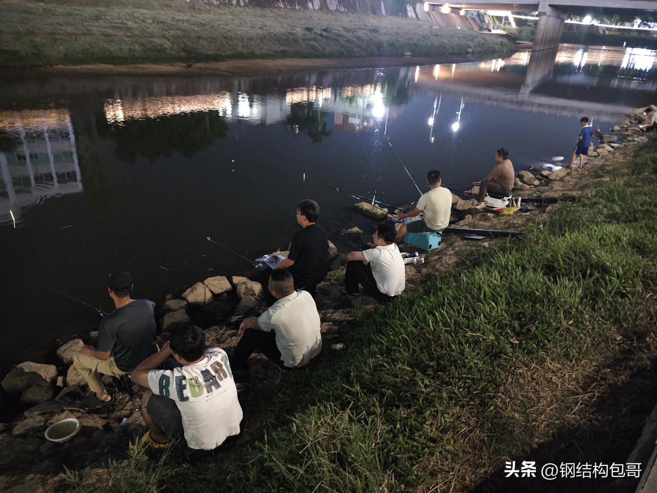 最近跟工地几个老伙计喝酒，聊到改行，话题一打开，全是叹气。

有人说等账结了就回