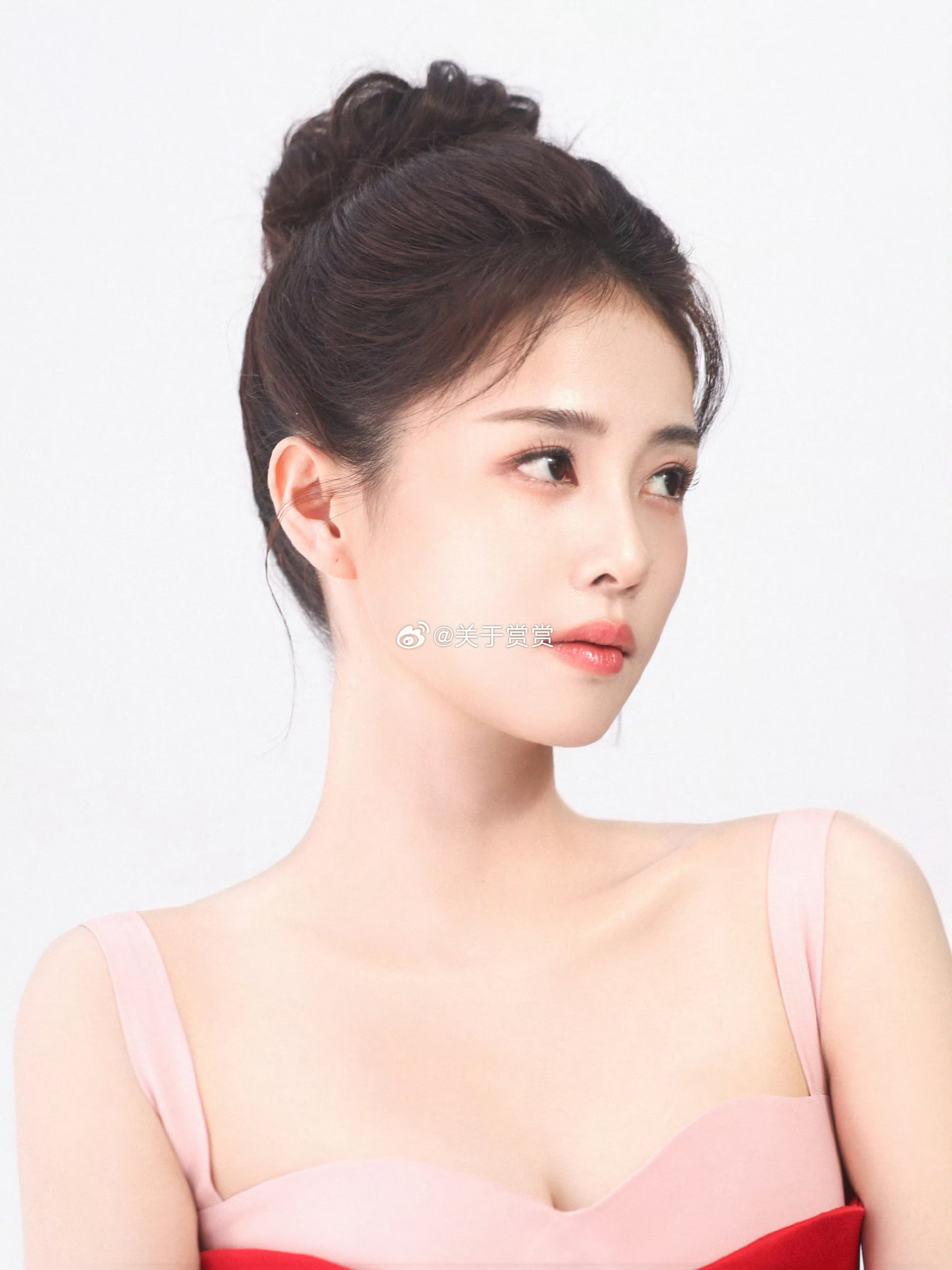 白鹿丸子头造型好有活力 