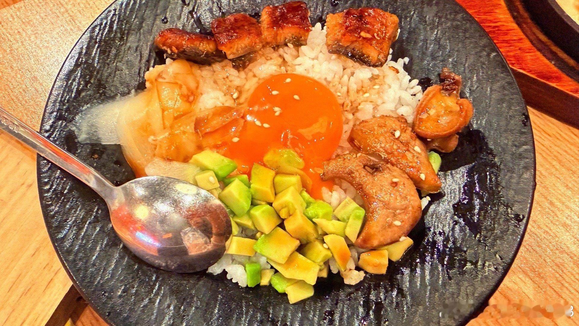 牛油果三文鱼饭比鹅肝鳗鱼饭好吃。 